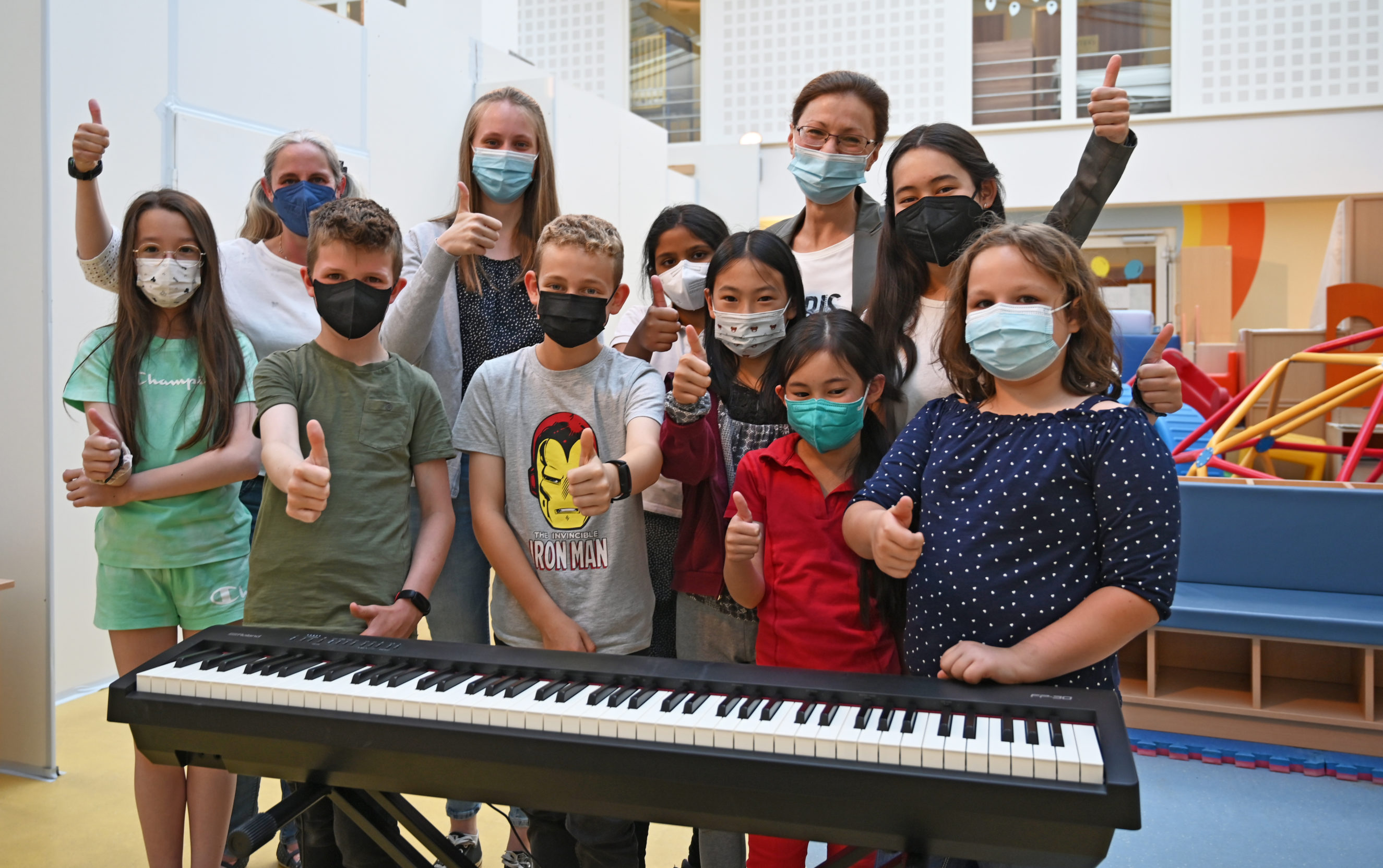 Kinder spielen für Kinder: Klavierkonzert „Joshuas Welt“ in der Kinderklinik
