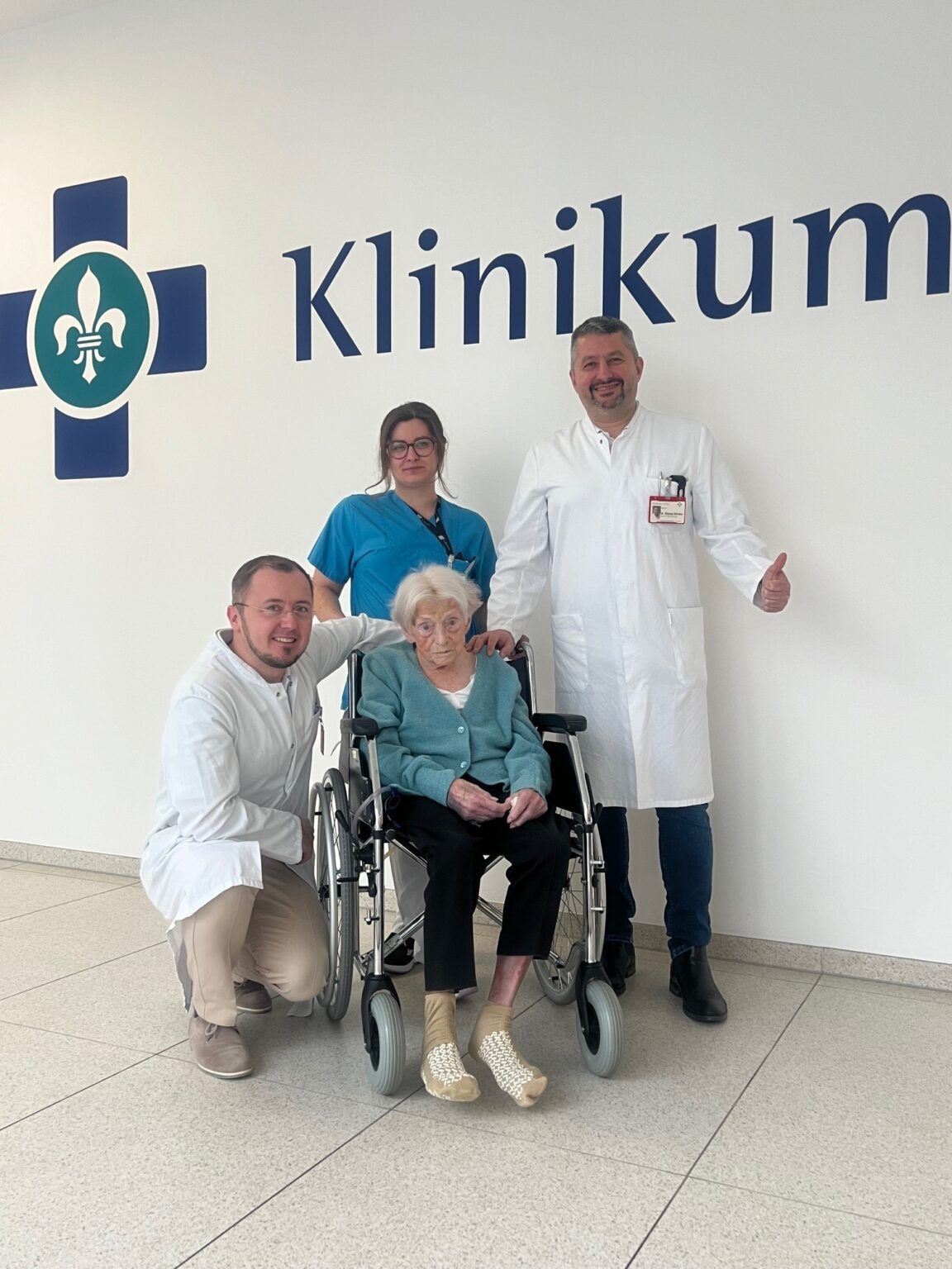 Fulda Mirchev 100-jährige Patientin nach Operation in der Neurochirurgie wohl auf ...