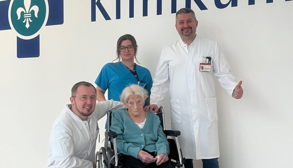100-jährige Patientin nach Operation in der Neurochirurgie wohl auf ...